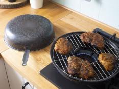 Indoor grilling pan with grate