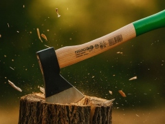 Axt mit Holzgriff Ø < 15 cm