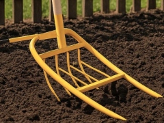 Soil ripper pitchfork